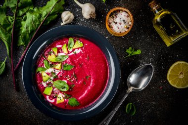 Vegan gıda, limon, avokado ve taze otlar kopya alanı üstten görünüm ile yaz soğuk pancar gazpacho çorbası