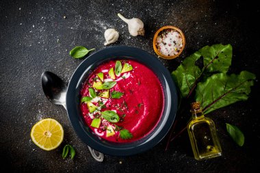 Vegan gıda, limon, avokado ve taze otlar kopya alanı üstten görünüm ile yaz soğuk pancar gazpacho çorbası