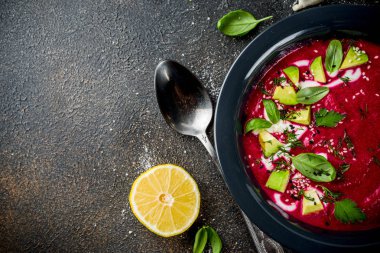 Vegan gıda, limon, avokado ve taze otlar kopya alanı üstten görünüm ile yaz soğuk pancar gazpacho çorbası