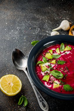 Vegan gıda, limon, avokado ve taze otlar kopya alanı üstten görünüm ile yaz soğuk pancar gazpacho çorbası