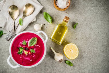 Vegan gıda, limon, avokado ve taze otlar kopya alanı üstten görünüm ile yaz soğuk pancar gazpacho çorbası