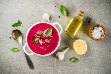 Vegan gıda, limon, avokado ve taze otlar kopya alanı üstten görünüm ile yaz soğuk pancar gazpacho çorbası