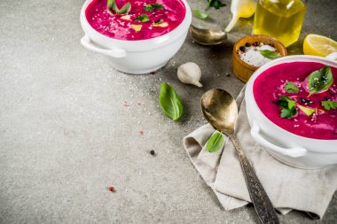 Vegan gıda, limon, avokado ve taze otlar kopya alanı üstten görünüm ile yaz soğuk pancar gazpacho çorbası