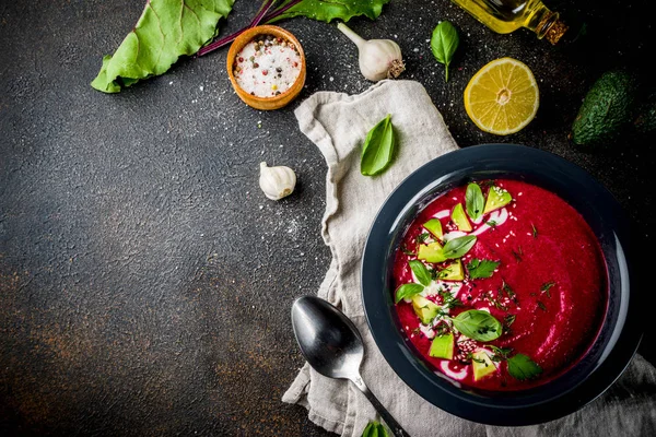 Vegan gıda, limon, avokado ve taze otlar kopya alanı üstten görünüm ile yaz soğuk pancar gazpacho çorbası