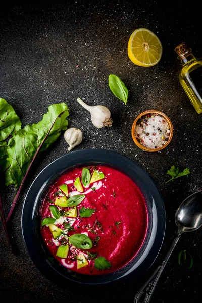 Vegan gıda, limon, avokado ve taze otlar kopya alanı üstten görünüm ile yaz soğuk pancar gazpacho çorbası