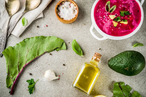 Vegan gıda, limon, avokado ve taze otlar kopya alanı üstten görünüm ile yaz soğuk pancar gazpacho çorbası