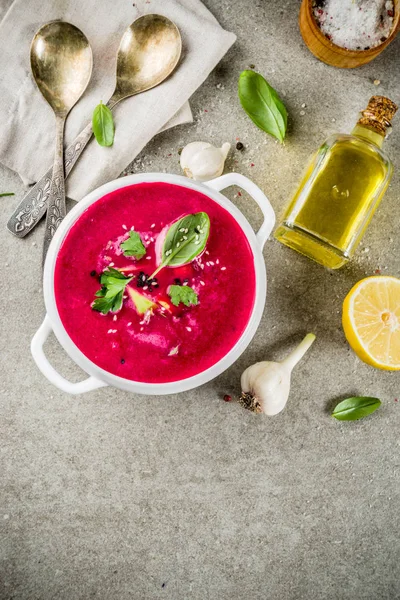 Vegan gıda, limon, avokado ve taze otlar kopya alanı üstten görünüm ile yaz soğuk pancar gazpacho çorbası