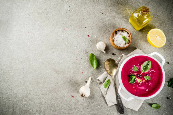 Vegan gıda, limon, avokado ve taze otlar kopya alanı üstten görünüm ile yaz soğuk pancar gazpacho çorbası