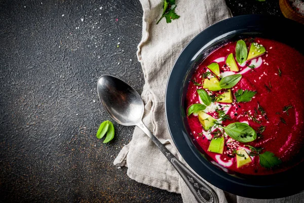 Vegan gıda, limon, avokado ve taze otlar kopya alanı üstten görünüm ile yaz soğuk pancar gazpacho çorbası