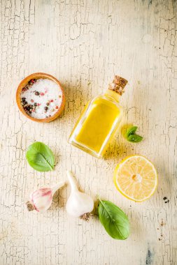 Taze ot ve baharat ve limon yemek pişirmek için. kopya alanı, hazırlık gıda arka plan üzerinde