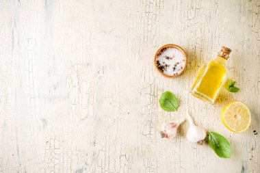 Taze ot ve baharat ve limon yemek pişirmek için. kopya alanı, hazırlık gıda arka plan üzerinde