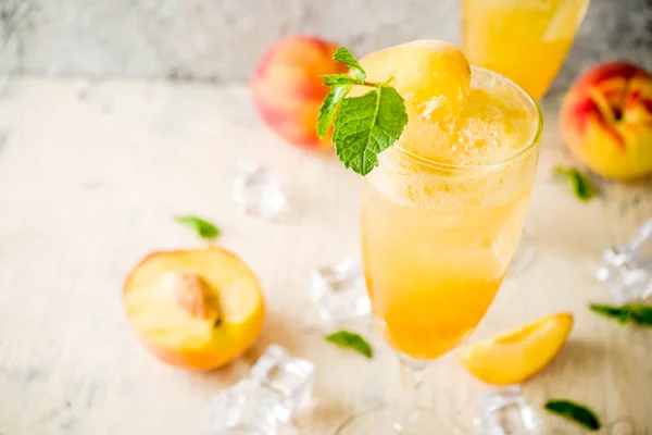 Sommaren Kall Alkohol Dryck Iced Peach Bellini Cocktail Med Mynta — Stockfoto