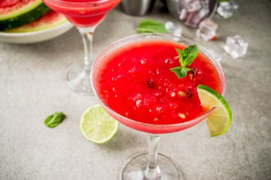 Karpuz dilimli karpuz, hafif beton arka plan kopya alanı ile kireç kokteyl margarita