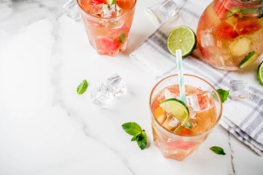 Nane ile buzlu karpuz ve kireç yeşil çay yaprakları, mermer beyaz arka plan kopya alanı