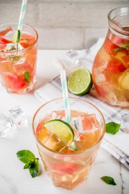 Nane ile buzlu karpuz ve kireç yeşil çay yaprakları, mermer beyaz arka plan kopya alanı