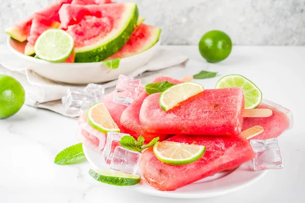 Söt Sommar Vattenmelon Och Lime Isglass Med Skivad Vattenmelon Och — Stockfoto