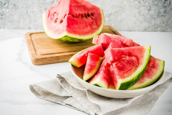 Taze çiğ hafif beton masa kopya alanı üzerinde karpuz dilimli