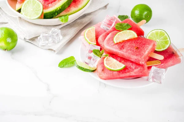 Süße Sommer Wassermelone Und Limetten Eis Stiel Mit Aufgeschnittener Wassermelone — Stockfoto