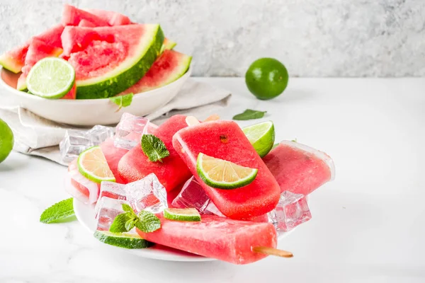 Dilimli karpuz ve nane, beyaz mermer zemin kopya alanı ile tatlı yaz karpuz ve kireç popsicles