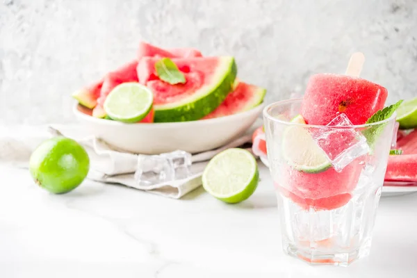 Zwoele Zomer Watermeloen Kalk Ijslollys Met Gesneden Watermeloen Mint Witte — Stockfoto