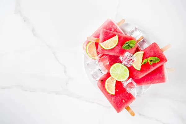 Zwoele Zomer Watermeloen Kalk Ijslollys Met Gesneden Watermeloen Mint Witte — Stockfoto