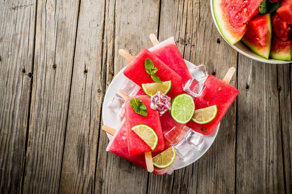 Söt Sommar Vattenmelon Och Lime Isglass Med Skivad Vattenmelon Och — Stockfoto