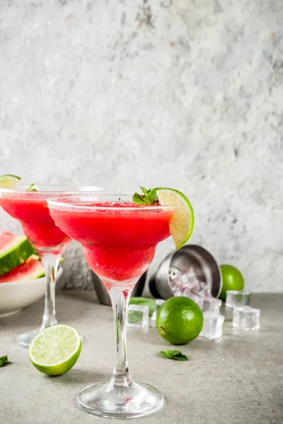 Watermeloen Margarita Cocktail Met Limoen Gesneden Watermeloen Lichte Concrete Achtergrond — Stockfoto