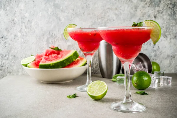 Watermeloen Margarita Cocktail Met Limoen Gesneden Watermeloen Lichte Concrete Achtergrond — Stockfoto