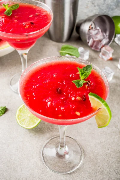 Watermeloen Margarita Cocktail Met Limoen Gesneden Watermeloen Lichte Concrete Achtergrond — Stockfoto