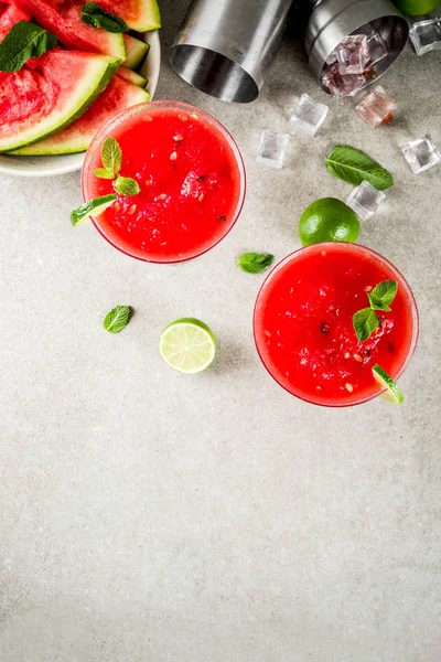 Watermeloen Margarita Cocktail Met Limoen Gesneden Watermeloen Lichte Concrete Achtergrond — Stockfoto