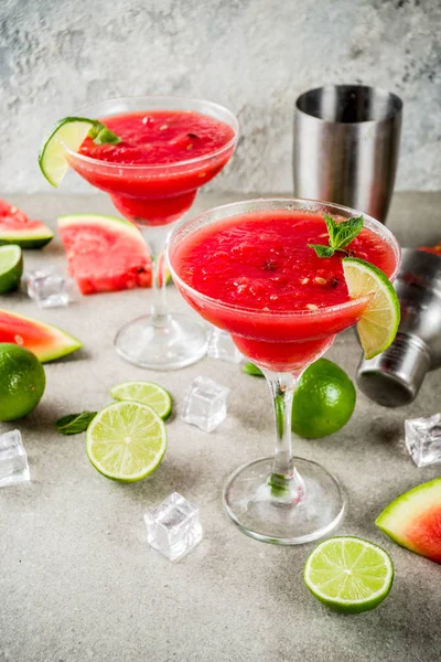Watermeloen Margarita Cocktail Met Limoen Gesneden Watermeloen Lichte Concrete Achtergrond — Stockfoto