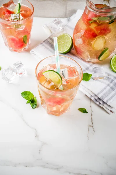 Geeiste Wassermelone Und Lindgrüner Tee Mit Minzblättern Marmorweißer Hintergrund Kopierraum — Stockfoto