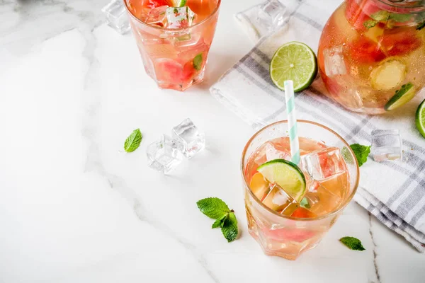 Nane ile buzlu karpuz ve kireç yeşil çay yaprakları, mermer beyaz arka plan kopya alanı