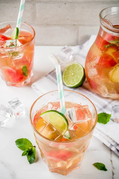 Nane ile buzlu karpuz ve kireç yeşil çay yaprakları, mermer beyaz arka plan kopya alanı