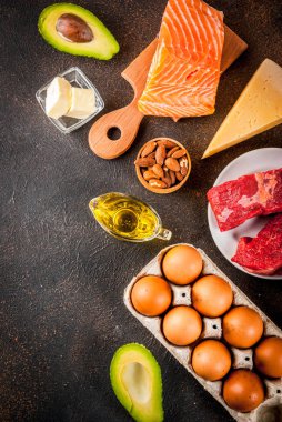 Ketogenic düşük karbonhidrat kavramı diyet. Sağlıklı dengeli gıda sağlıklı yağların yüksek içeriğe sahip. Diyet kalp ve kan damarlarının için. Organik maddeler, karanlık paslı arka plan, alan üst görünüm Kopyala