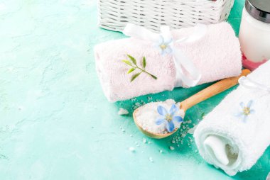 Spa gevşemek ve banyo kavramı, deniz tuzu, sabun, kozmetik ve ışık mavi beton zemin, kopya alanı üzerine havlu ile