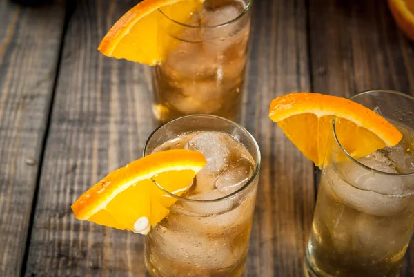 Alcoólico Vodka Whiskey Orange Highball Cocktail Com Enfeite Laranja Espaço — Fotografia de Stock