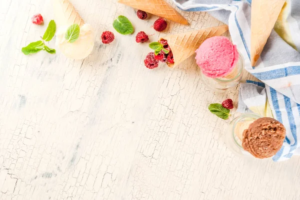 Bacche Dolci Estive Dessert Vari Sapore Gelato Coni Rosa Lampone — Foto Stock