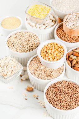 Seçim çeşitli türleri tahıl tahıl kabuğu çıkarılmış tane beyaz mermer zemin üzerinde farklı kase için metin alanı