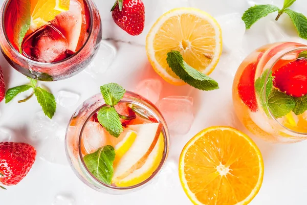 Kall Vit Rosa Och Röda Sangria Cocktails Med Färsk Frukt — Stockfoto
