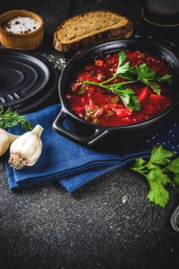 Ukraynalı Rus geleneksel sıcak yemek - Yeşiller, sarımsak, çavdar ekmeği, karanlık bir tablo ile borsch çorbası,