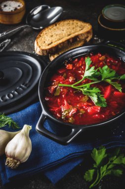 Ukraynalı Rus geleneksel sıcak yemek - Yeşiller, sarımsak, çavdar ekmeği, karanlık bir tablo ile borsch çorbası,