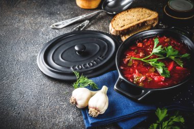 Ukraynalı Rus geleneksel sıcak yemek - Yeşiller, sarımsak, çavdar ekmeği, karanlık bir tablo ile borsch çorbası,