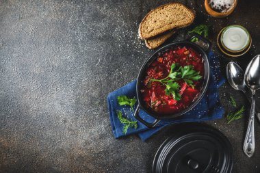 Ukraynalı Rus geleneksel sıcak yemek - Yeşiller, sarımsak, çavdar ekmeği, karanlık bir tablo ile borsch çorbası,