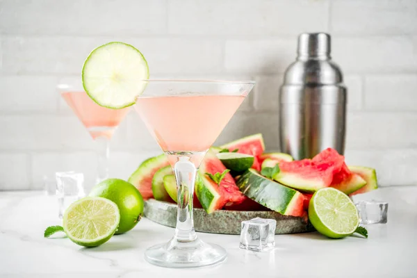 Bevanda Estiva Alcolica Cocktail Martini All Anguria Con Lime Fresco — Foto Stock