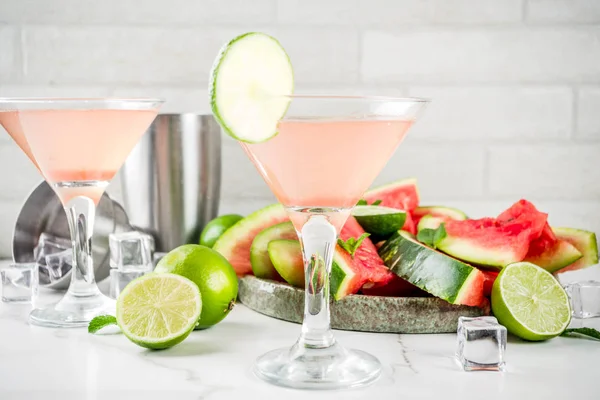 Bevanda Estiva Alcolica Cocktail Martini All Anguria Con Lime Fresco — Foto Stock