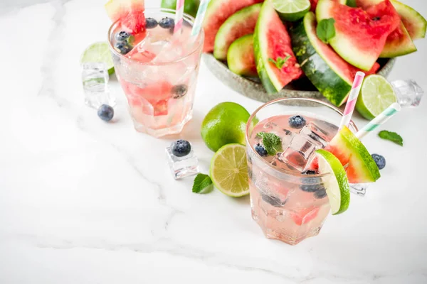 Förfriskning Sommardrink Vattenmelon Och Blåbär Saft Cocktail Med Lime Mynta — Stockfoto