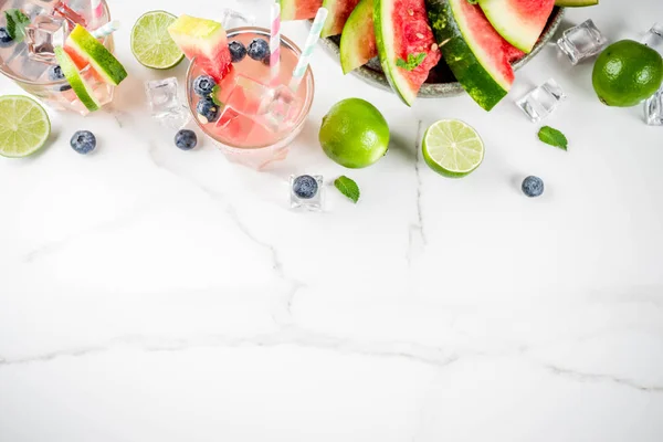 Zomer Verfrissing Drankje Watermeloen Bosbessen Limonade Cocktail Met Limoen Munt — Stockfoto