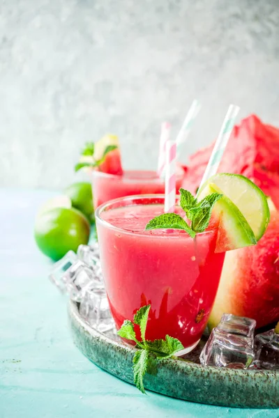 Fruchtiges Sommerliches Kaltgetränk Hausgemachter Wassermelonensaft Oder Smoothie Mit Limette Und — Stockfoto