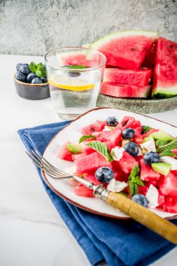 Yaz gıda kavramı, beyaz peynir, yaban mersini, avokado ve nane, beyaz mermer zemin kopya alanı ile taze soğuk karpuz salatası